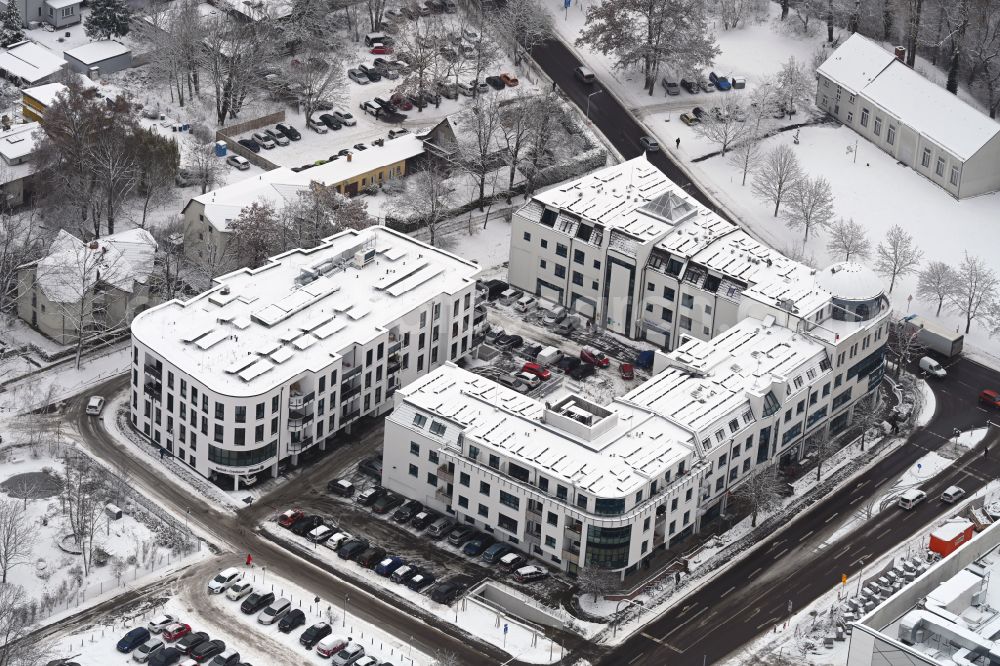 Aerial photograph Bernau - Wintry snowy residential and commercial building on Jahnstrasse - Neuer Schulweg - Ladenburger Chaussee in Bernau in the state Brandenburg, Germany