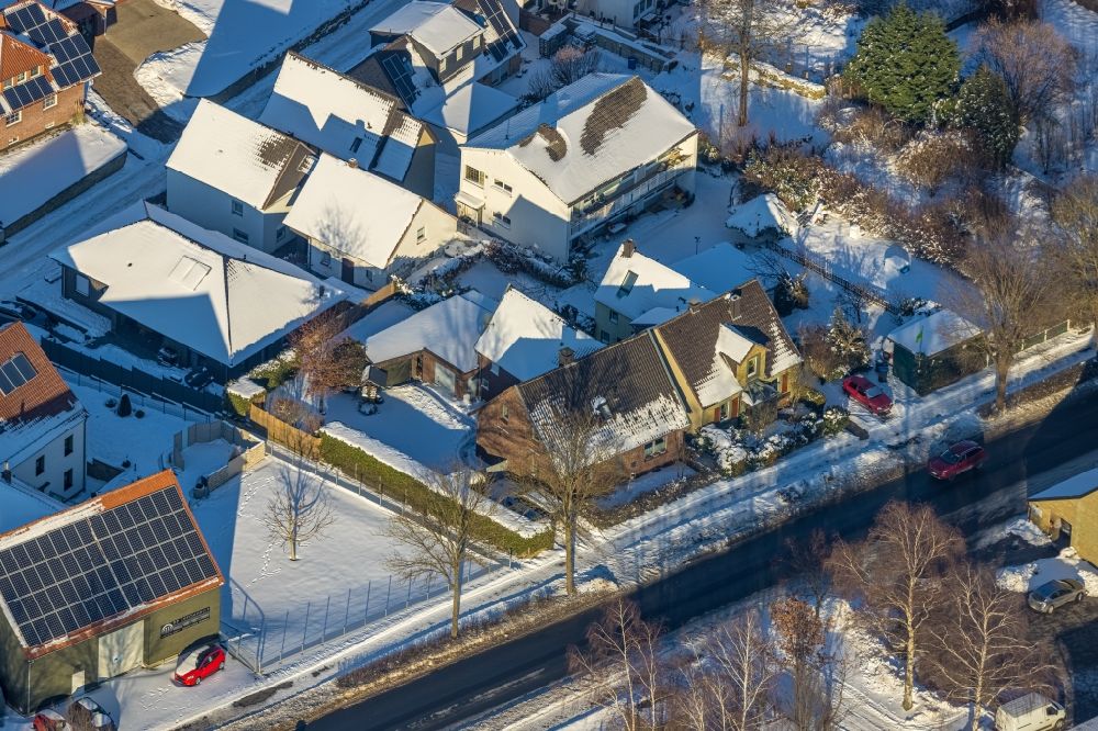 Aerial photograph Werl - Wintry snowy single-family residential area of settlement on Westoenner Bundesstrasse in Werl at Ruhrgebiet in the state North Rhine-Westphalia, Germany