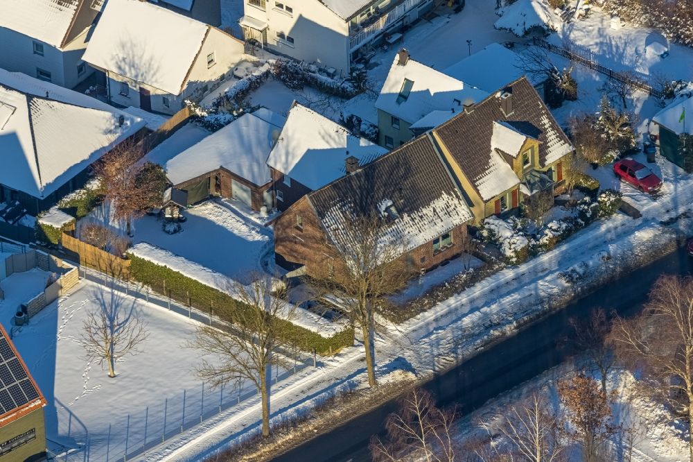 Werl from above - Wintry snowy single-family residential area of settlement on Westoenner Bundesstrasse in Werl at Ruhrgebiet in the state North Rhine-Westphalia, Germany