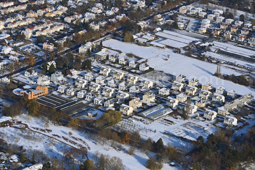 Berlin from the bird's eye view: Wintry snowy single-family residential area of settlement An of Neumark - Mohriner Allee in the district Neukoelln in Berlin, Germany