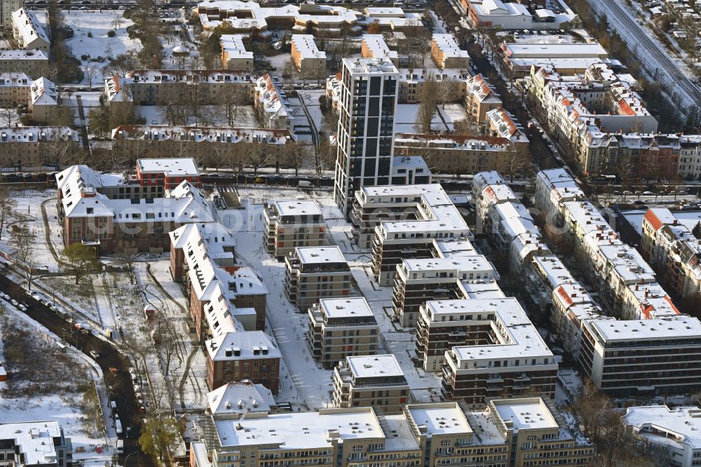 Aerial image Berlin - Wintry snowy residential area on Mariendorfer Weg in the Neukoelln district of Berlin