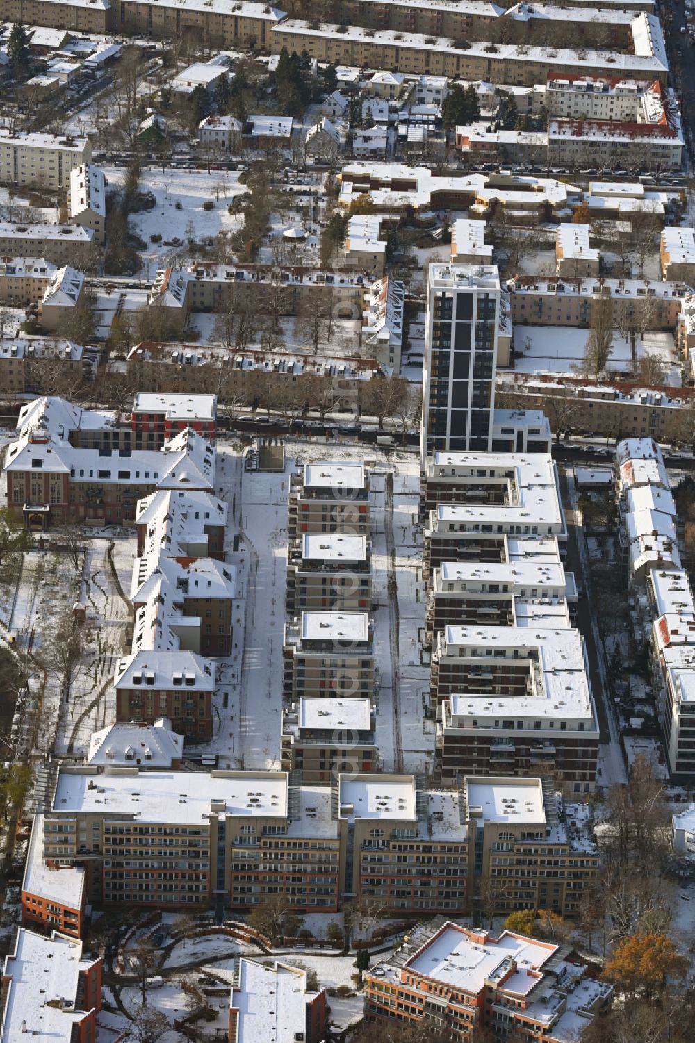 Aerial photograph Berlin - Wintry snowy residential area on Mariendorfer Weg in the Neukoelln district of Berlin