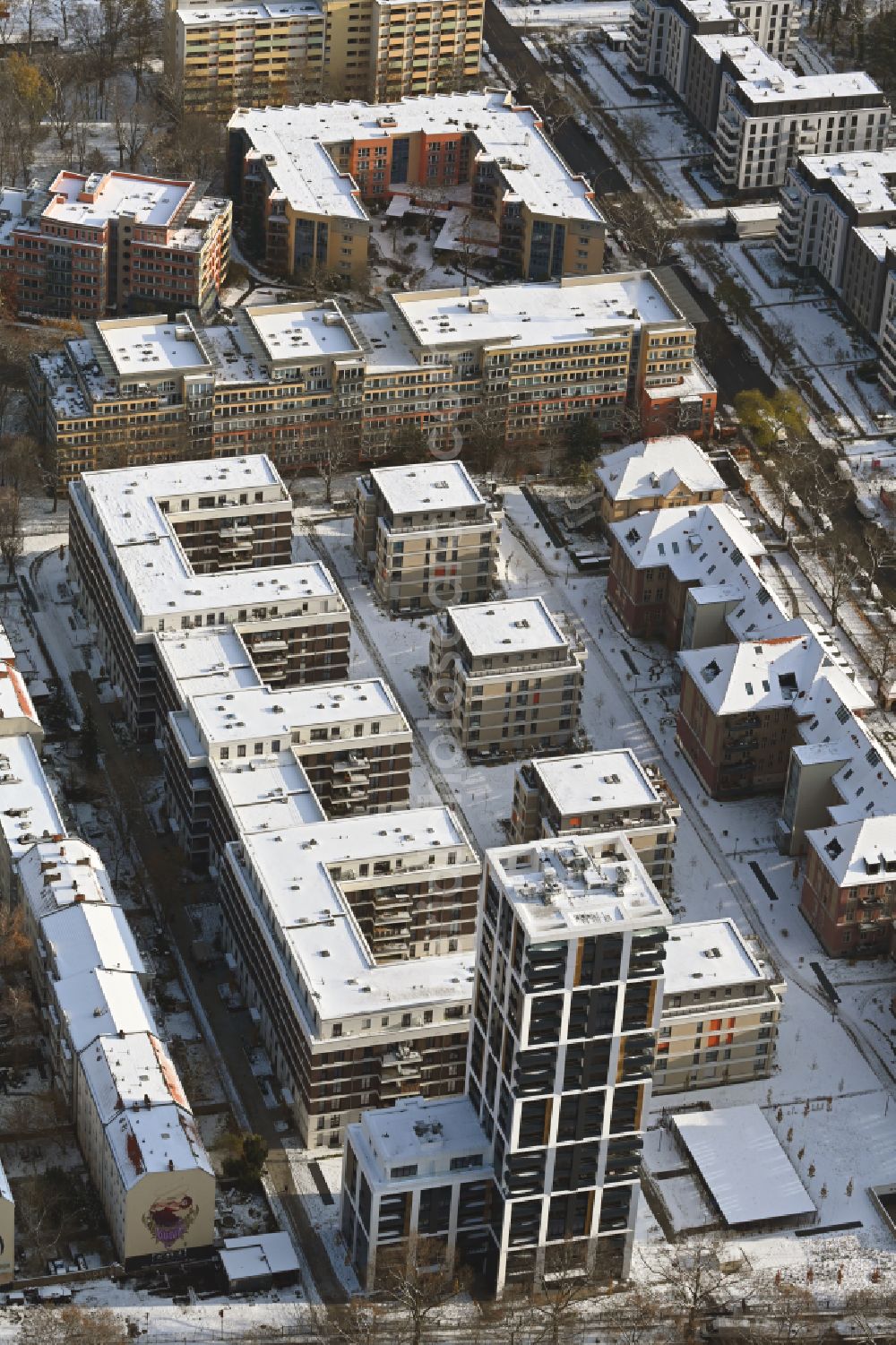 Berlin from the bird's eye view: Wintry snowy residential area on Mariendorfer Weg in the Neukoelln district of Berlin