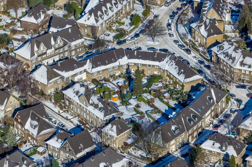 Aerial photograph Essen - Wintry snowy residential area of a??a??the multi-family housing estate I between Stiller Weg and Stensstrasse in the Margarethenhoehe district in Essen in the state North Rhine-Westphalia, Germany