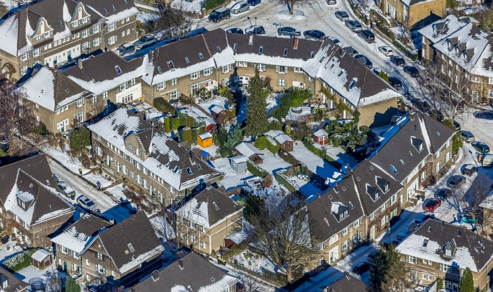 Essen from the bird's eye view: Wintry snowy residential area of a??a??the multi-family housing estate I between Stiller Weg and Stensstrasse in the Margarethenhoehe district in Essen at Ruhrgebiet in the state North Rhine-Westphalia, Germany