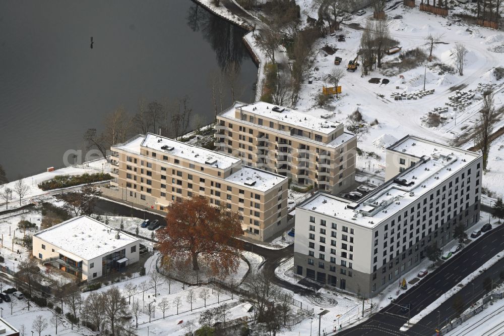Aerial photograph Berlin - Wintry snowy residential area of a multi-family house settlement on street Ingrid-Reschke-Strasse in the district Rummelsburg in Berlin, Germany