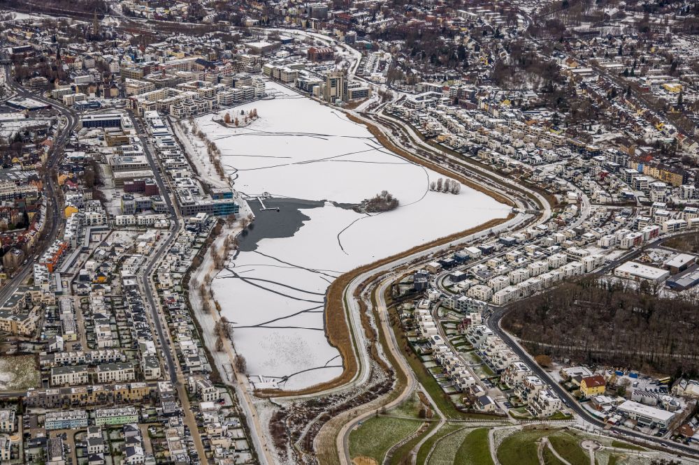 Aerial image Dortmund - Wintry snowy residential area of the multi-family house Settlement at shore Areas of lake Phoenix See in the district Hoerde in Dortmund at Ruhrgebiet in the state North Rhine-Westphalia, Germany