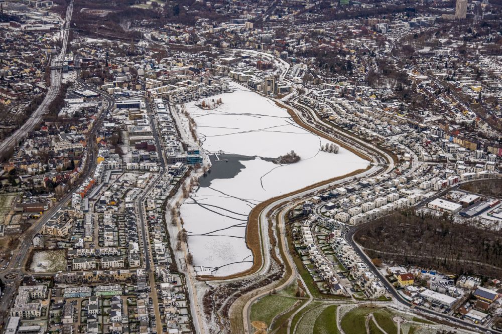 Aerial photograph Dortmund - Wintry snowy residential area of the multi-family house Settlement at shore Areas of lake Phoenix See in the district Hoerde in Dortmund at Ruhrgebiet in the state North Rhine-Westphalia, Germany