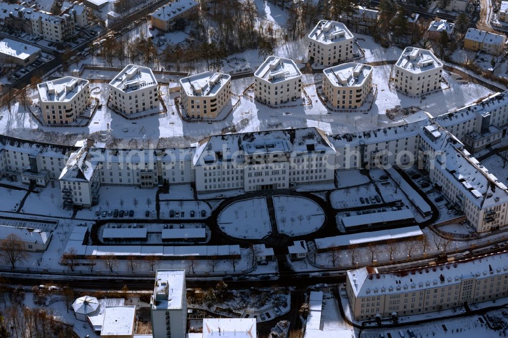 Würzburg from the bird's eye view: Wintry snowy residential area of the multi-family house settlement Wohnquartier Moenchberg on Salvatorstrasse in the district Frauenland in Wuerzburg in the state Bavaria, Germany