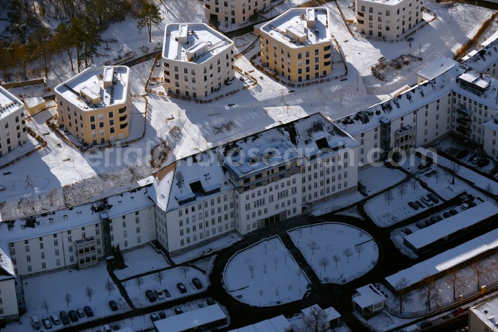 Aerial image Würzburg - Wintry snowy residential area of the multi-family house settlement Wohnquartier Moenchberg on Salvatorstrasse in the district Frauenland in Wuerzburg in the state Bavaria, Germany
