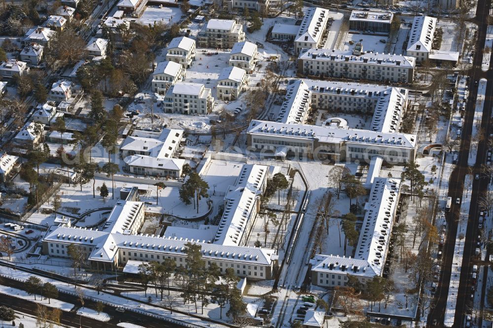 Berlin from the bird's eye view: Wintry snowy multi-family residential area in the form of a row house settlement on street Clayallee in Berlin, Germany