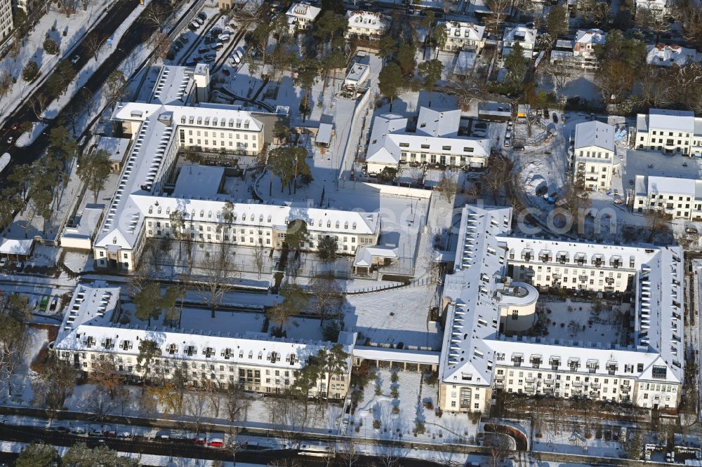 Aerial photograph Berlin - Wintry snowy multi-family residential area in the form of a row house settlement on street Clayallee in the district Dahlem in Berlin, Germany