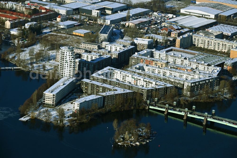 Berlin from above - Wintry snowy settlement at the river Havel on Havelspitze - Hugo-Cassirer-Strasse in the district Hakenfelde in Berlin, Germany