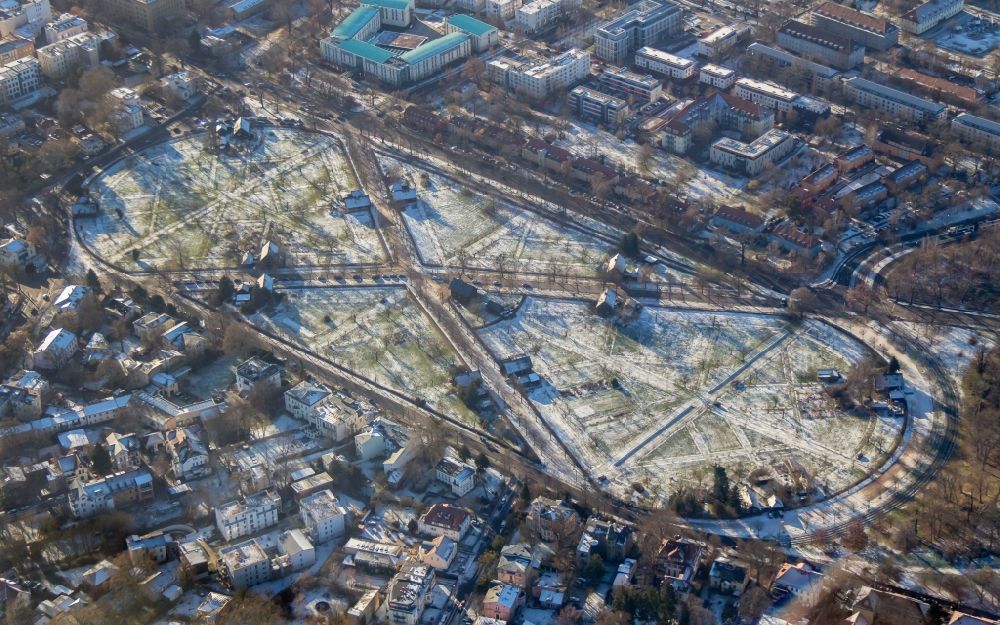 Aerial photograph Potsdam - Wintry snowy residential area along the park Russische Kolonie Alexandrowka in Potsdam in the state Brandenburg, Germany