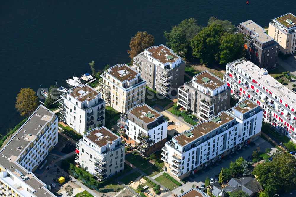 Aerial photograph Berlin - Wintry snowy Residential estate Uferkrone on the riverbank of the river Spree in the Koepenick part of the district of Koepenick in Berlin in Germany