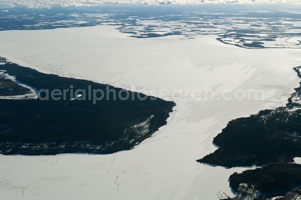 Aerial photograph Waren (Müritz) - Wintry snowy riparian areas on the lake area of Mueritz in a forest area in Waren (Mueritz) in the state Mecklenburg - Western Pomerania, Germany