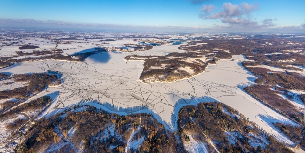 Möhnesee from the bird's eye view: Winter snow-covered and frozen Moehnesee in the state North Rhine-Westphalia, Germany