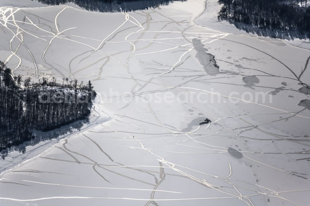 Aerial image Möhnesee - Winter snow-covered reservoirs and shore areas at the frozen reservoir Moehnsee in Moehnesee in the Sauerland in the state of North Rhine-Westphalia, Germany