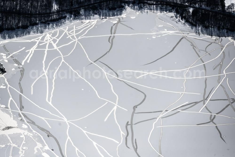 Aerial photograph Möhnesee - Winter snow-covered reservoirs and shore areas at the frozen reservoir Moehnsee in Moehnesee in the Sauerland in the state of North Rhine-Westphalia, Germany