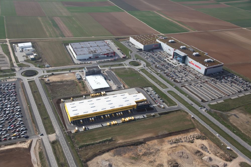 Aerial image Mainz - Business Park Mainz - Rhine / Main in Mainz in Rhineland-Palatinate. In the foreground the DHL delivery base - parcel center Mainz- Hechtsheim