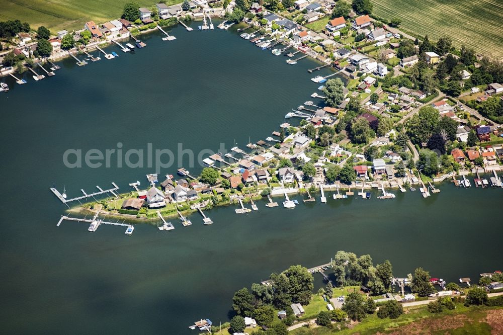 Aerial image Eich - Weekend camping and Beach areas of the Lake of Eich at the river Rhine in Eich in the state Rhineland-Palatinate