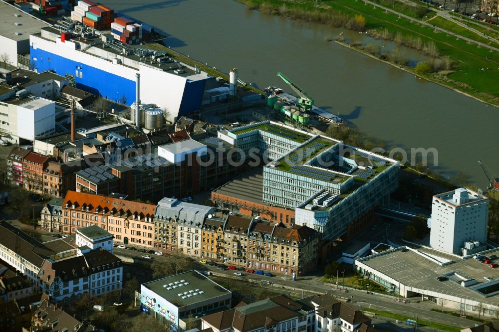 Mannheim from the bird's eye view: Residential and commercial building in the development area on the quayside of the former port along the Neckarvorlandstrasse in the district Innenstadt/Jungbusch in Mannheim in the state Baden-Wuerttemberg, Germany
