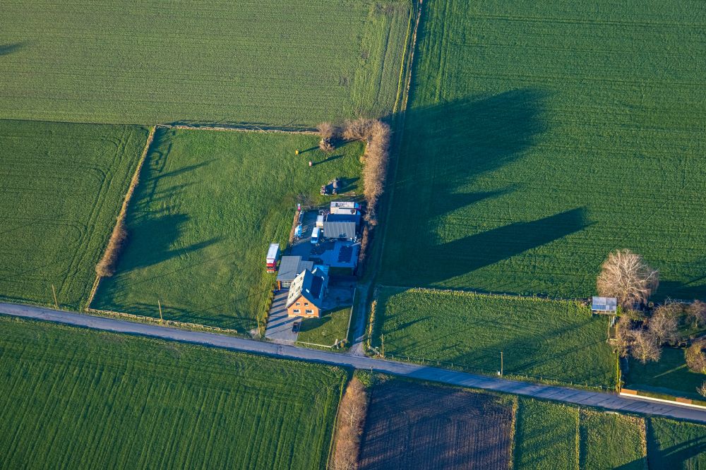 Aerial photograph Kirchhellen - Residential and commercial building on the edge of fields on Holthausener Strasse in Kirchhellen in the Ruhr area in the state North Rhine-Westphalia, Germany
