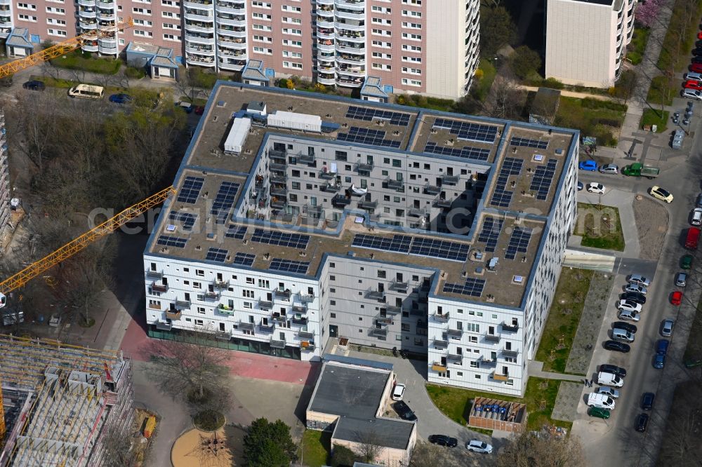 Berlin from the bird's eye view: Residential and commercial building on Muehlengrund between Ruedickenstrasse, Rotkonp and Matenzeile in the district Hohenschoenhausen in Berlin, Germany