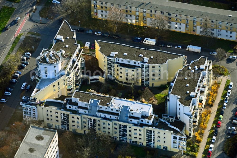 Aerial photograph Berlin - Residential and commercial building Selma-Lagerloef-Strasse - Elsa-Braendstroem-Strasse in the district Pankow in Berlin, Germany