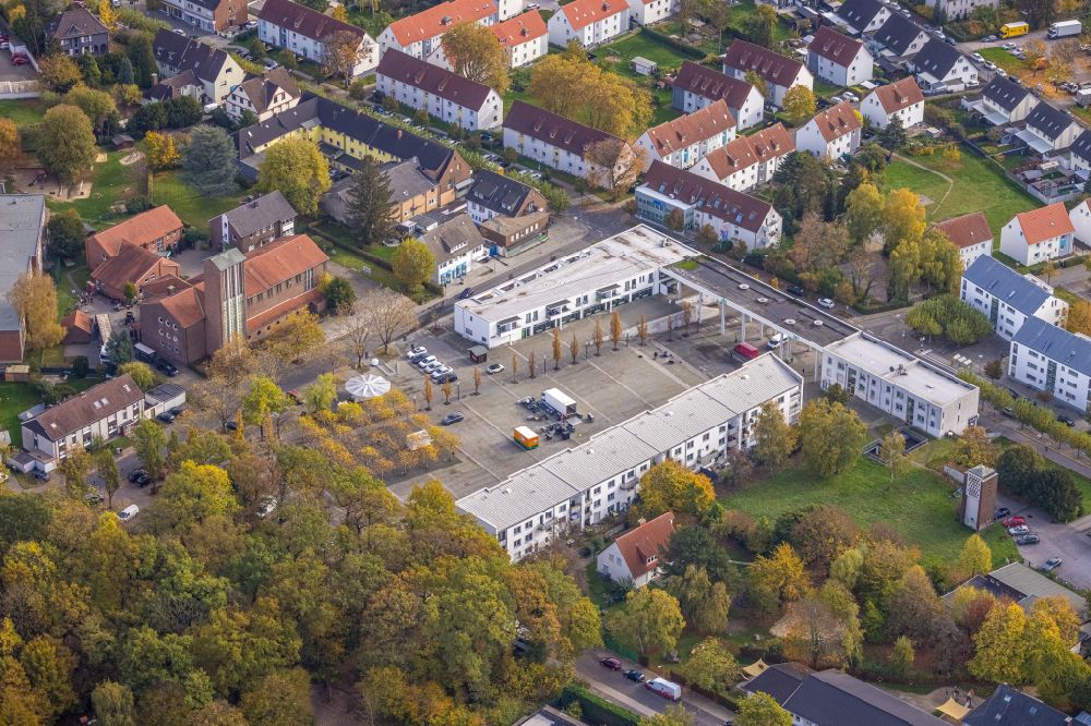 Aerial image Bergkamen - Residential and commercial building Am Stadtmarkt overlooking the church building St. Elisabeth in Bergkamen at Ruhrgebiet in the state North Rhine-Westphalia, Germany