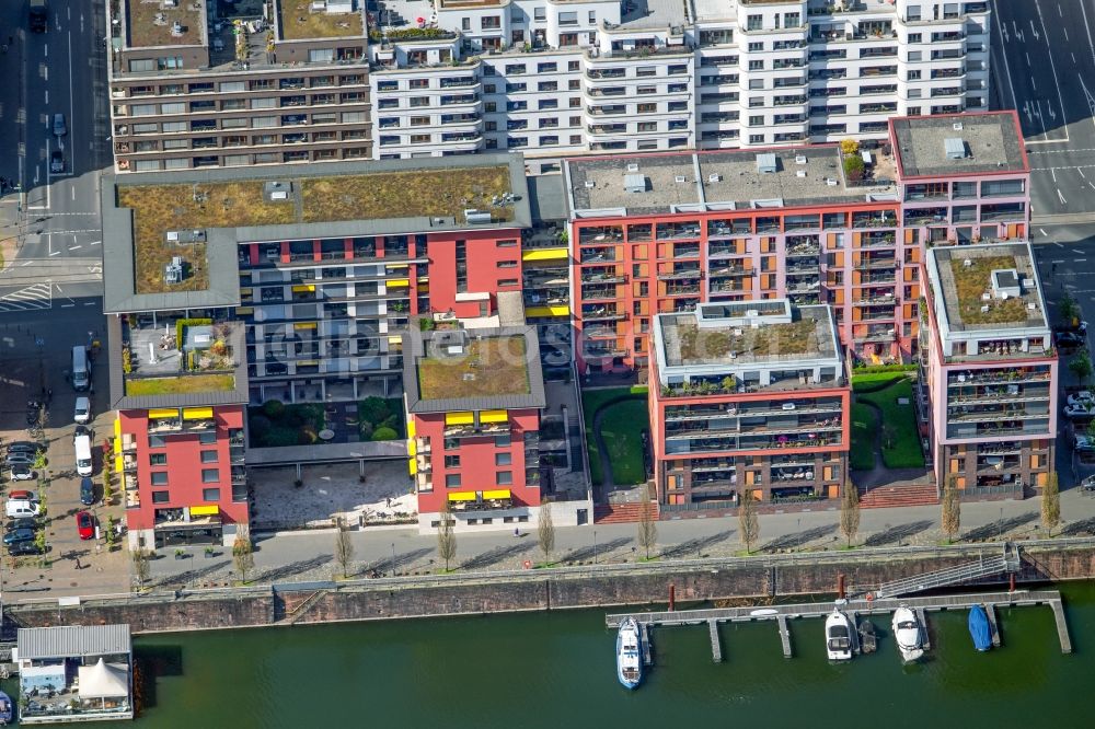 Aerial photograph Frankfurt am Main - Residential and commercial building district along with dem Cronstetten-Haus along the Speicherstrasse - Bachforellenweg at the docks of the Marina Westhafen in the district Gutleutviertel in Frankfurt in the state Hesse, Germany