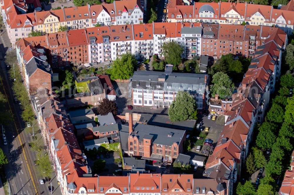 Aerial image Erfurt - Residential and commercial building district along of Geschwister-Scholl-Strasse - Leipziger Platz in the district Kraempfervorstadt in Erfurt in the state Thuringia, Germany