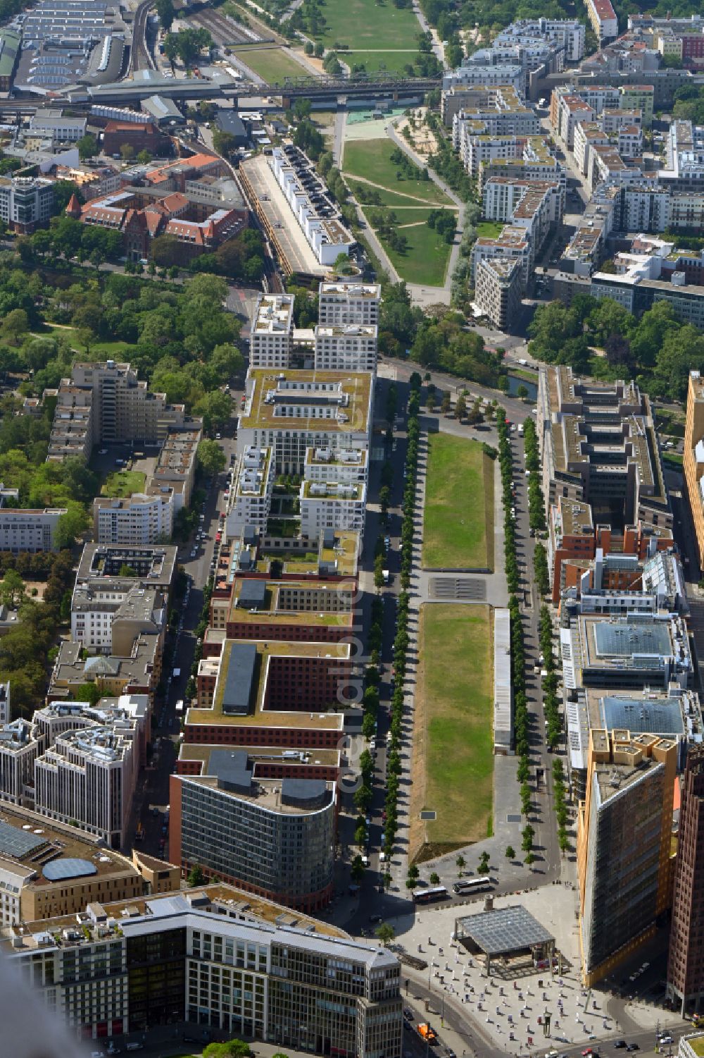 Berlin from above - Residential and commercial building district along of Linkstrasse - Gabriele-Tergit-Promenade on Tilla-Durieux-Park in the district Tiergarten in Berlin, Germany