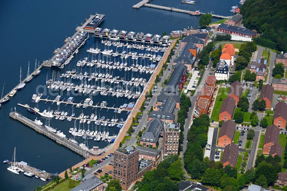Aerial photograph Flensburg - Residential and commercial building district along on Yachthafen Sonwik along the Foerdepromenade in Flensburg in the state Schleswig-Holstein, Germany