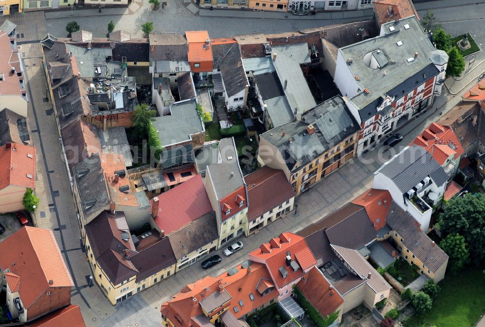 Apolda from the bird's eye view: Crowded together, are the residential and commercial buildings in the old town of Apolda in Thuringia. On the Pushkin Square stands the monument to Christian Zimmermann, the founder of the first trading house for knitwear