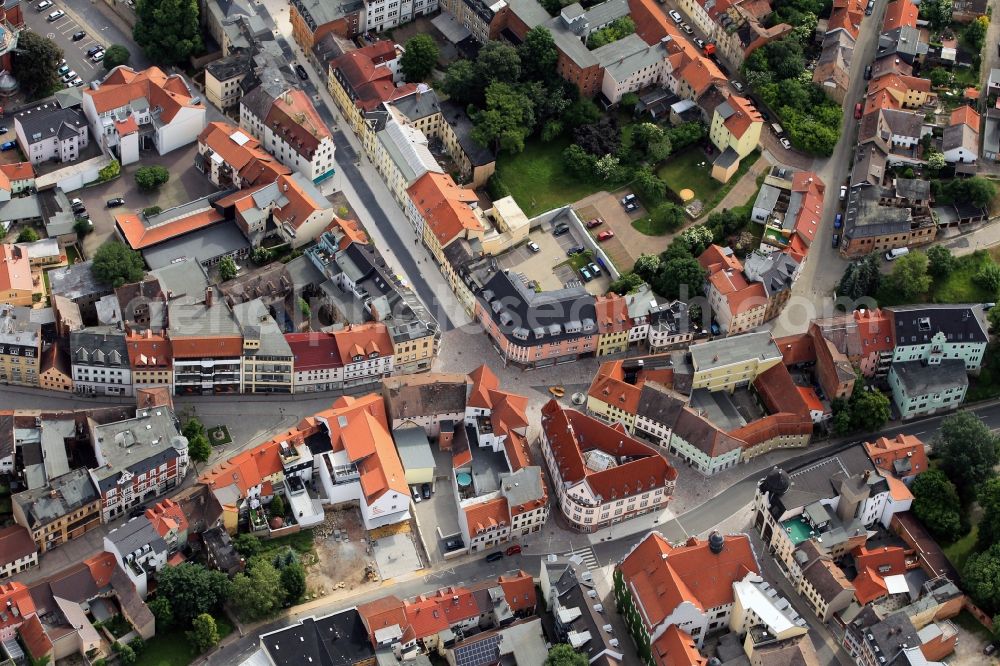 Aerial photograph Apolda - In the vicinity of the intersection area August-Bebel-Strasse, Bachstraße, Baerholdgasse and Kathe Kollwitz street in Apolda in state of Thuringia is a area with attractive residential and commercial buildings. The Bahnhofstrasse is one designed as a pedestrian shopping street. In this district also contains the historic Stadthaus, which is to house the bell museum in the future