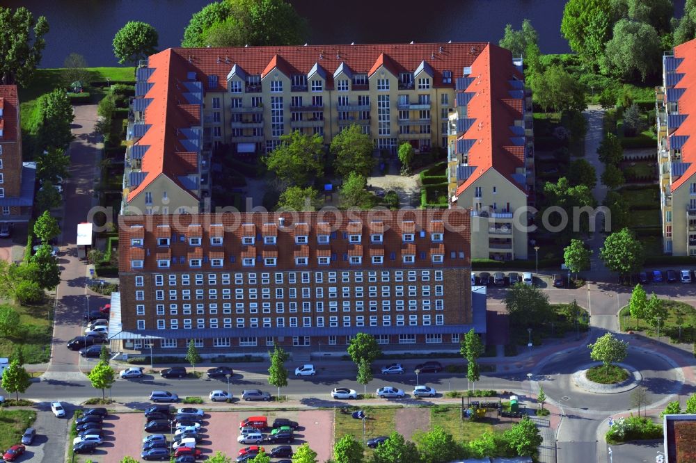 Teltow from above - In addition to numerous commercial properties were also thought of apartment buildings in the commercial area around the road or in the state of Teltow Brandeburg. In addition to spacious floor plans, the apartments attract with a view of the Teltow Canal. In the building at the roundabout the Job Centre Potsdam-agent Mark has his seat