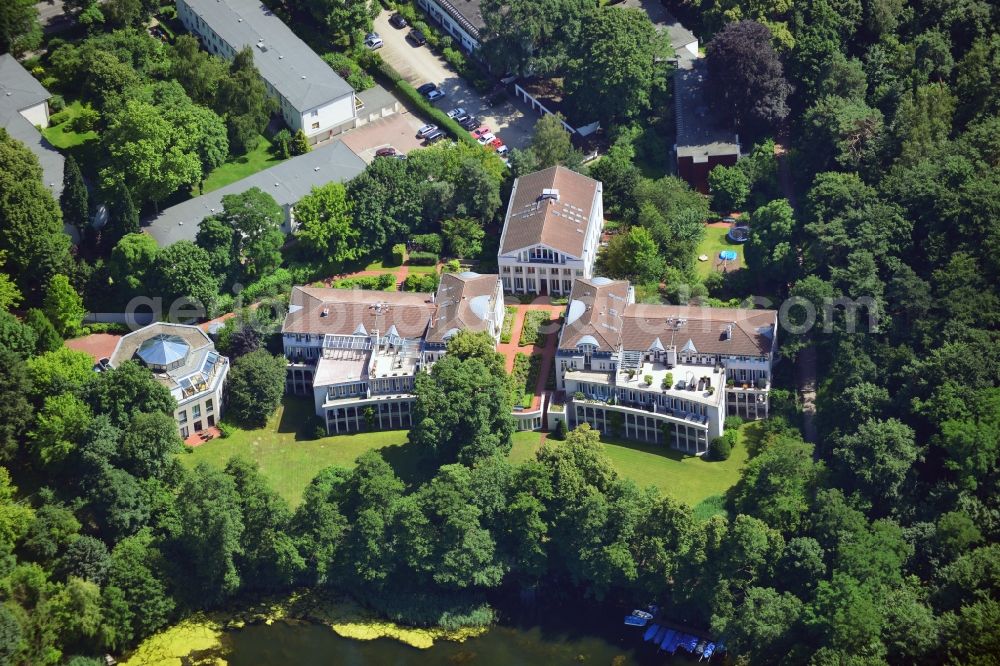 Aerial image Berlin - Residential compound on Königsallee at the lake Hundekehlesee in the district of Charlottenburg - Wilmersdorf in Berlin in the state of Brandenburg. The residential area is located on the lake's South shore at the edge of a neighbourhood of stately mansions in the Grunewald part of the district