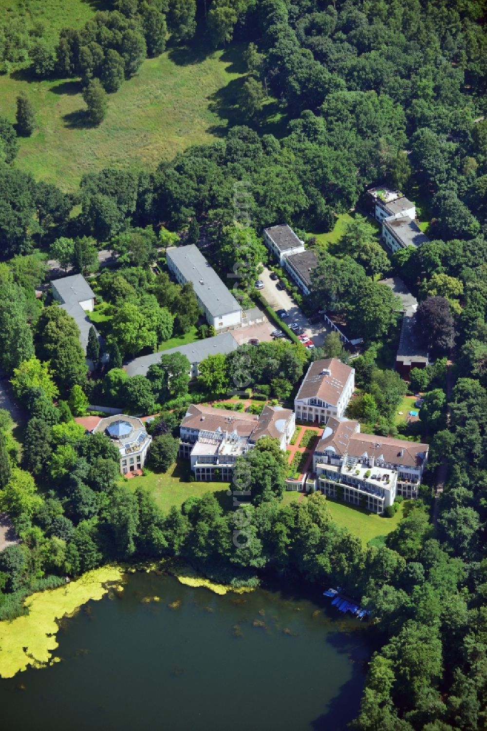 Aerial photograph Berlin - Residential compound on Königsallee at the lake Hundekehlesee in the district of Charlottenburg - Wilmersdorf in Berlin in the state of Brandenburg. The residential area is located on the lake's South shore at the edge of a neighbourhood of stately mansions in the Grunewald part of the district