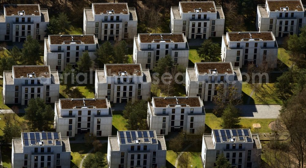 Aerial photograph Berlin - Residential area Am Petersberg of company GEHAG in the Dahlem part of the district of Steglitz-Zehlendorf in Berlin in Germany. The compound consists of 15 low-energy townhouses which are located on Petersberg hill on the edge of the Grunewald forest