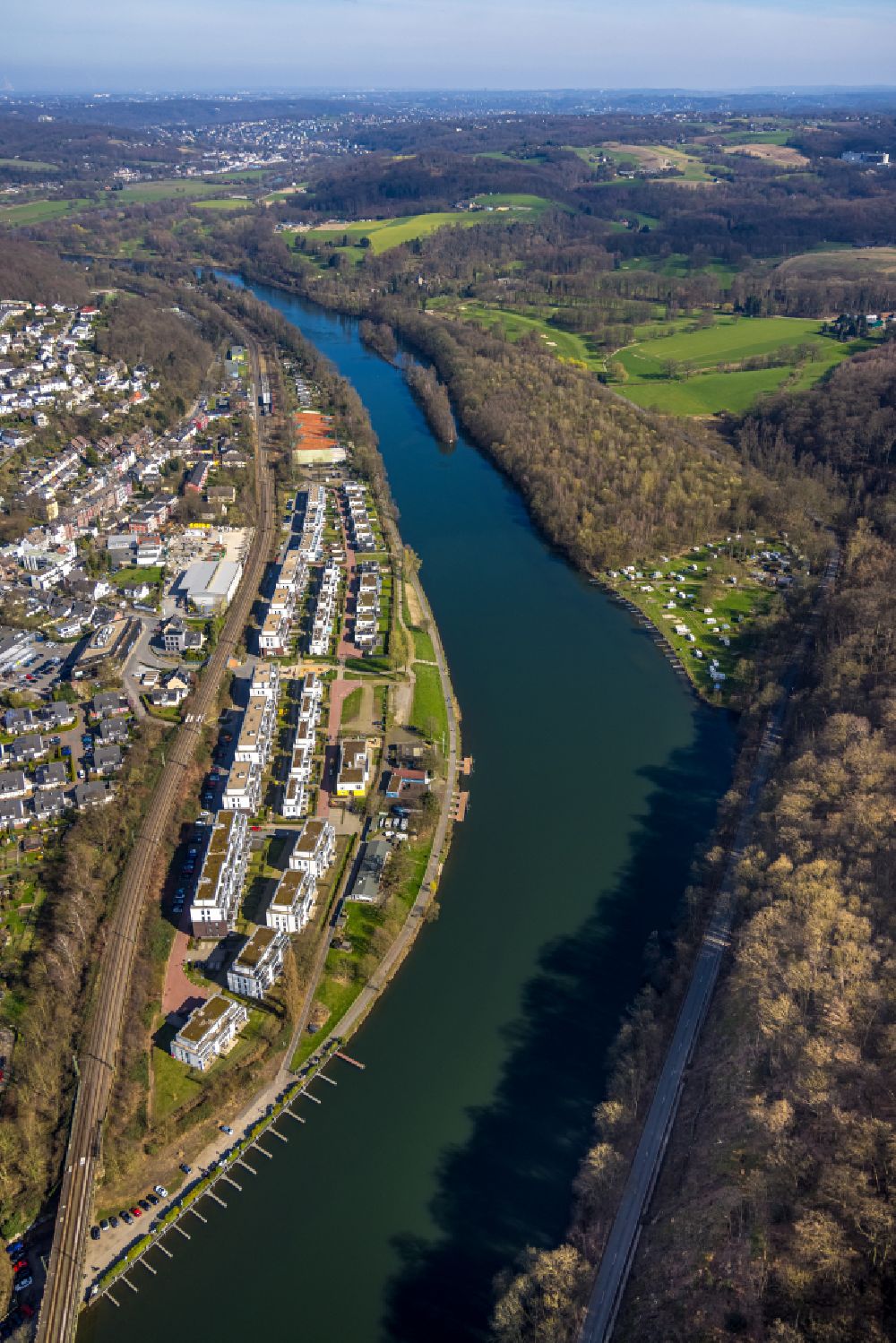 Essen from the bird's eye view: Multi-family residential complex Promenadenweg on river banks of Ruhr in the district Kettwig in Essen at Ruhrgebiet in the state North Rhine-Westphalia