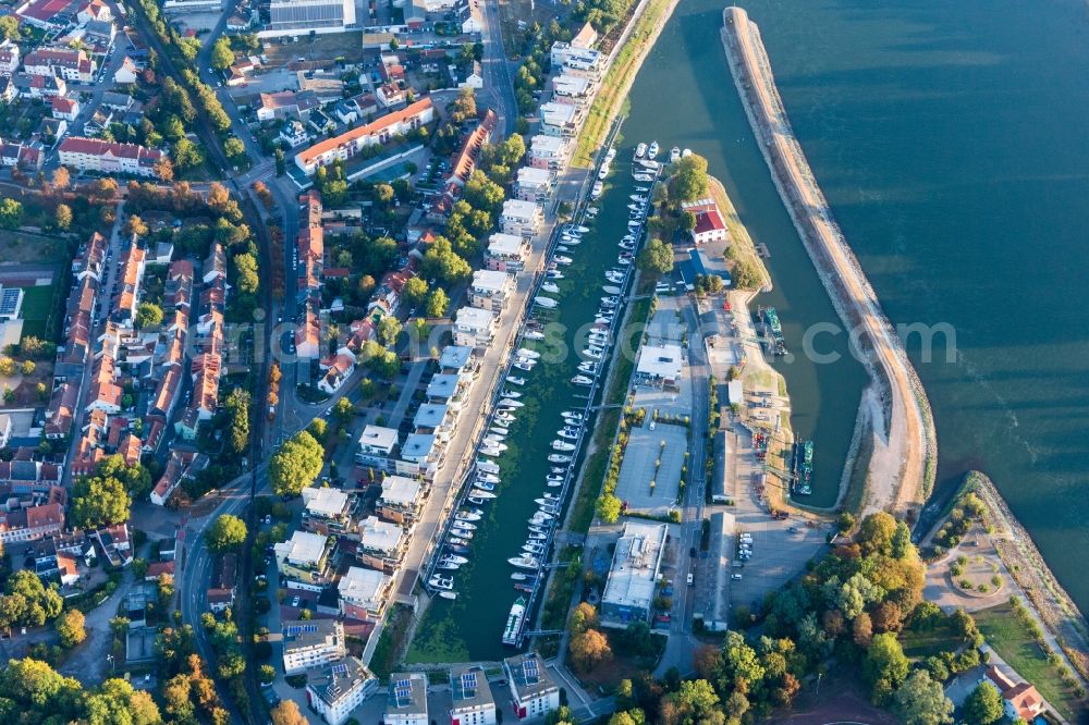 Speyer from the bird's eye view: Pleasure boat marina with docks and moorings on the shore area of alten Hafen on Rhein in Speyer in the state Rhineland-Palatinate, Germany