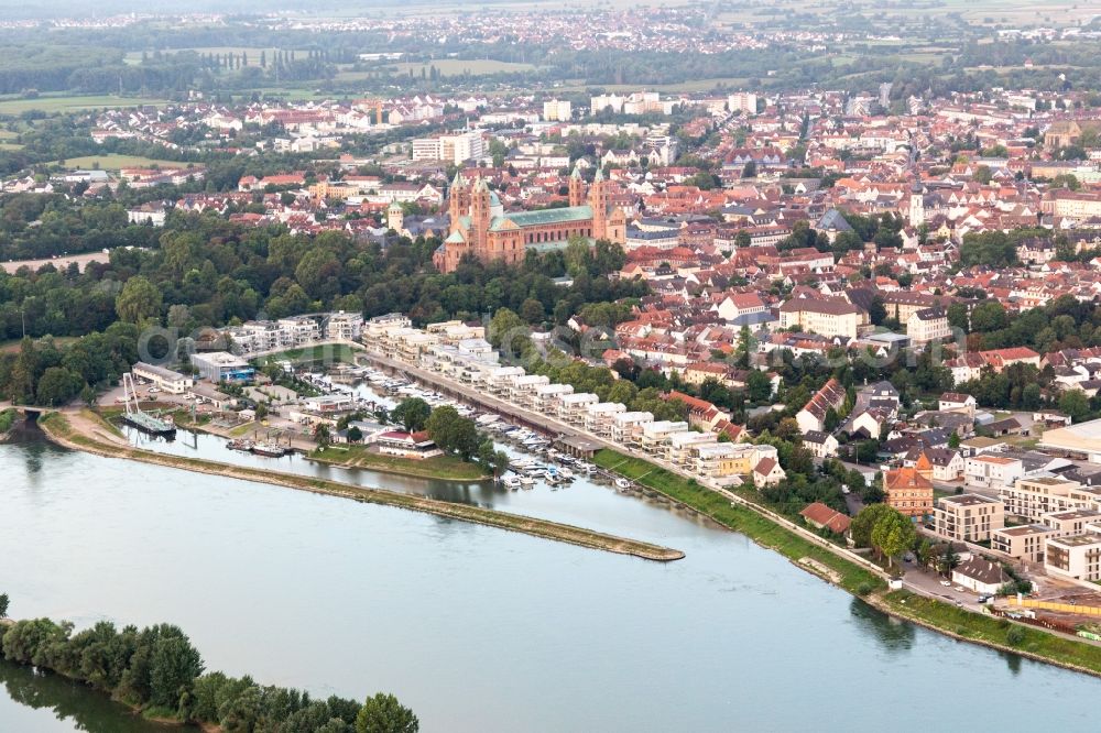 Aerial photograph Speyer - Pleasure boat marina with docks and moorings on the shore area of alten Hafen on Rhein in Speyer in the state Rhineland-Palatinate, Germany