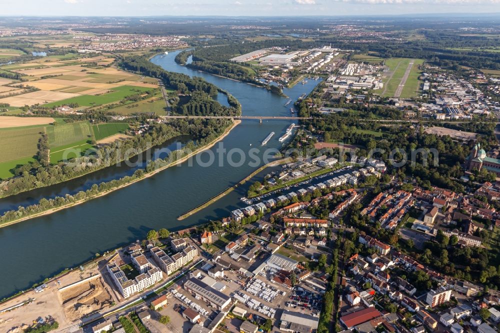 Aerial photograph Speyer - Pleasure boat marina with docks and moorings on the shore area of alten Hafen on Rhein in Speyer in the state Rhineland-Palatinate, Germany