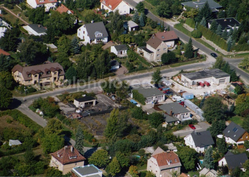 Aerial photograph Berlin-Mahlsdorf - Blick auf das Wohngebiet an der Sudermannstraße - Briesener Weg in Berlin-Mahlsdorf. View of the residential area at the street Sudermannstrasse - Briesener Weg - Luebzerstrasse in the district Mahlsdorf.
