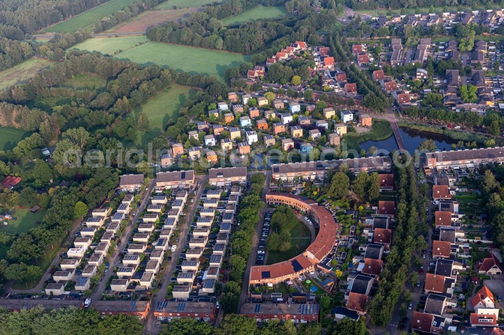 Aerial photograph Enschede - Residential area of coloured, cube-shapres, single-family design houses in settlement at shore areas in Enschede in Overijssel, Netherlands