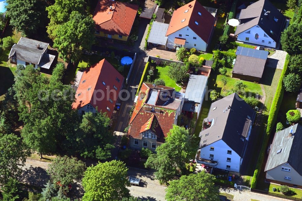 Berlin from the bird's eye view: Single-family residential house on Muellerstrasse in the district Mahlsdorf in Berlin, Germany