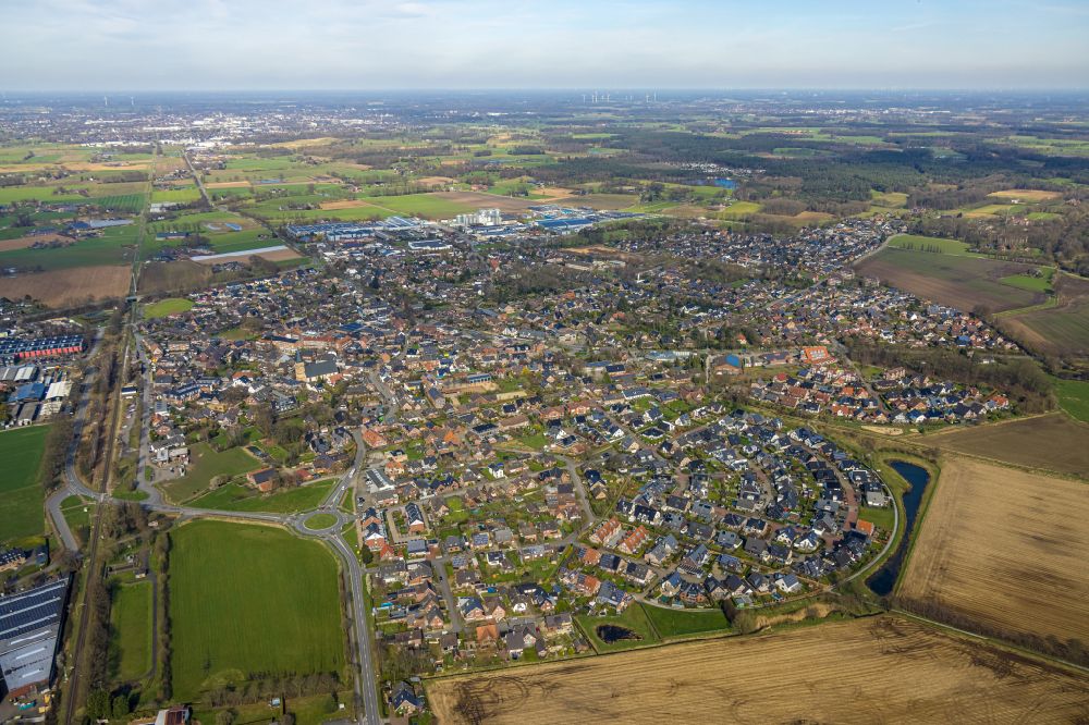 Dingden from the bird's eye view: Residential area of single-family settlement in Dingden in the state North Rhine-Westphalia, Germany