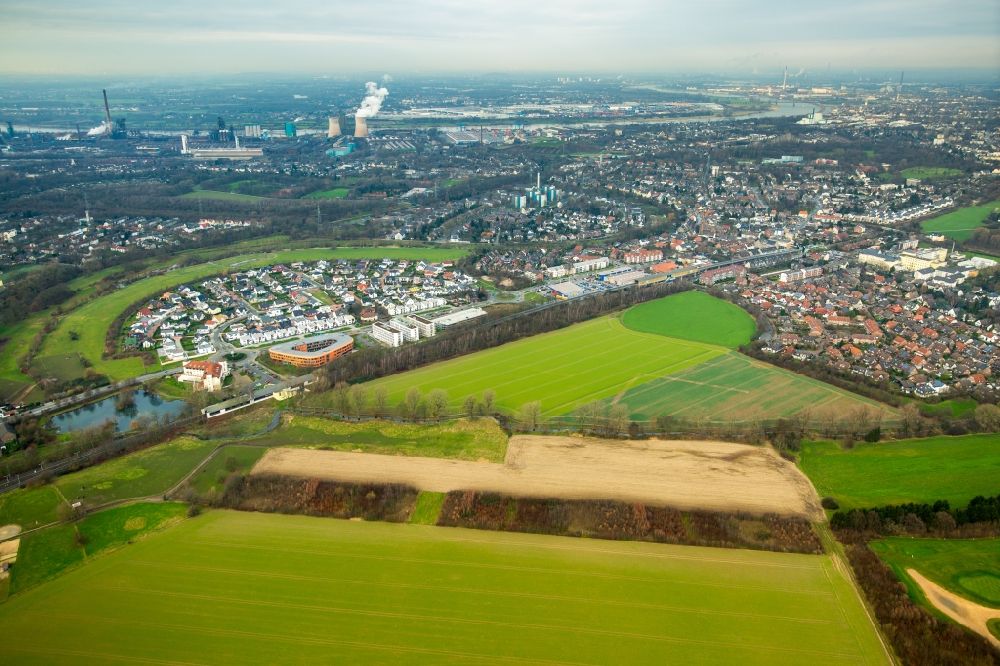Aerial photograph Duisburg - Residential area of the residential estate Anger Arch in Duisburg-Huckingen in North Rhine-Westphalia. Prior to the Hotel Landhaus Milser, Infineon Technologies AG of Duisburg, the Xella headquarters and other at the Duesseldorf Landstrasse (left to right)
