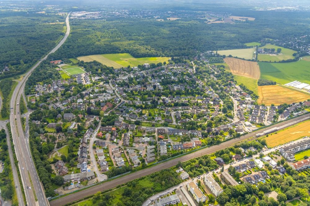 Aerial image Duisburg - Single-family residential area of settlement along the Angermunder Strasse - Am Thelenbusch in the district Duisburg Sued in Duisburg at Ruhrgebiet in the state North Rhine-Westphalia, Germany
